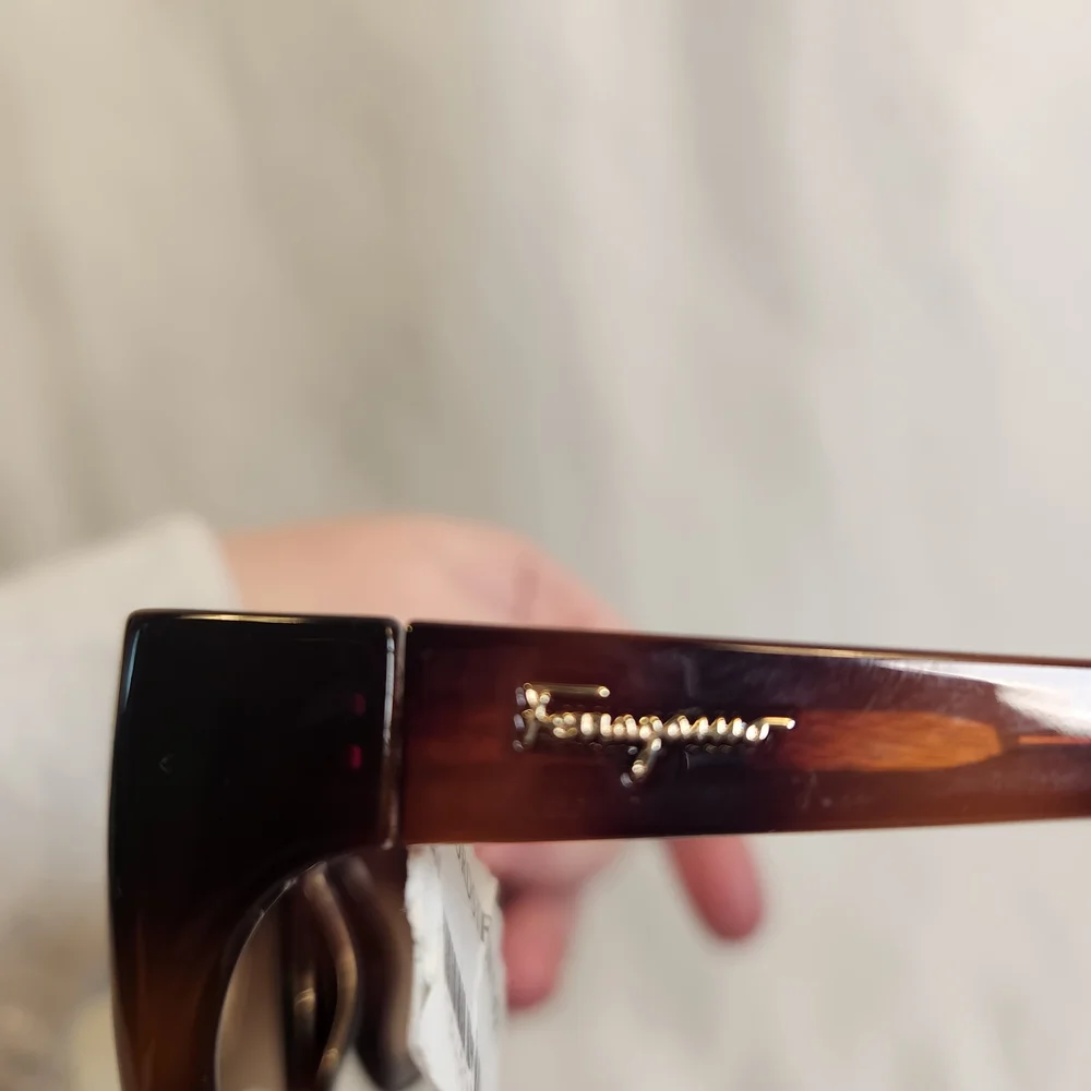 Salvatore Ferragamo NWT Women's Tortoiseshell Brown Sunglasses - Picture 8 of 8
